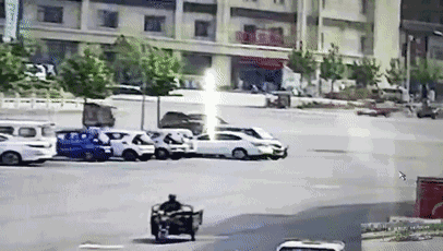 然而，這起看似簡單的交通事故，接下來發(fā)生的事兒，卻讓人感到驚奇。