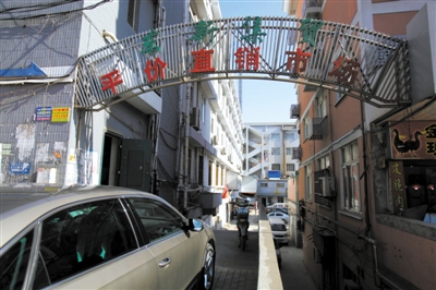 昨日，從事活禽宰殺的許某確認(rèn)為感染H7N9禽流感確診病例，其所工作的南京江寧區(qū)東新農(nóng)貿(mào)市場(chǎng)仍正常營(yíng)業(yè)