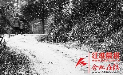 2月21日，媽媽帶著小雪離開了村子。 晨報記者 高博 攝