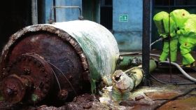 5月19日，中鹽湖南株洲化工集團有限公司廠區(qū)，消防戰(zhàn)士穿著重型防化服對泄漏點及周圍進行處置。圖/讀者高先生