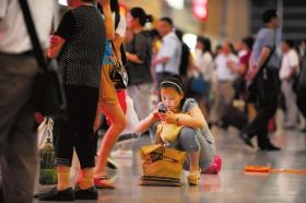 5月26日，武廣高鐵長沙南站，因?yàn)楦哞F設(shè)備故障，滯留了大量旅客。圖/記者李坤