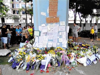 　昨日，廈門市民在BRT的橋墩下放上鮮花悼念逝者。新京報(bào)記者 郭鐵流 攝