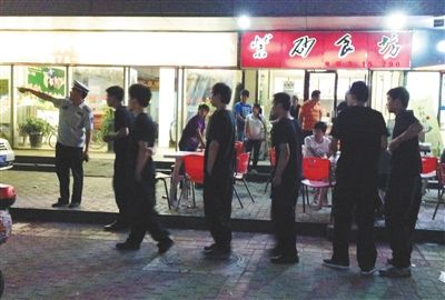 6月13日晚10點，朝陽區(qū)國美第一城附近，一名城管隊員帶領(lǐng)一隊協(xié)管例行巡查街邊大排檔。新京報記者 尹亞飛 攝