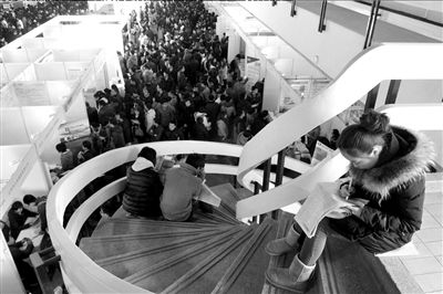 2月23日，北京春節(jié)后首場大型招聘會(huì)在老國展舉行。（資料圖片）京華時(shí)報(bào)記者張斌攝