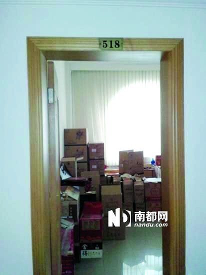 　江蘇靖江市工商局餐廳倉庫里被爆堆滿了高檔酒。