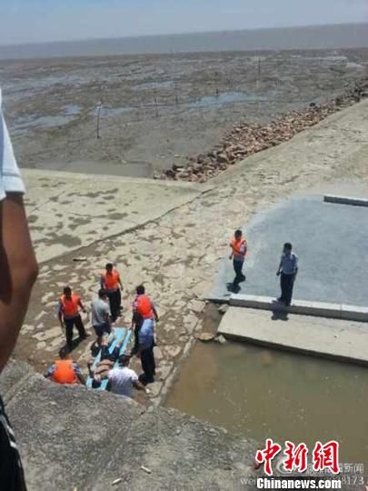 圖為網(wǎng)友@龍眼看新聞提供的溺水事故救援現(xiàn)場。 網(wǎng)友@龍眼看新聞 攝