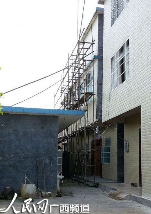 何某某的家門緊鎖，23日晚家人連夜搬家，現(xiàn)在去向不明