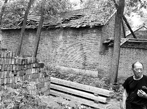 嫌疑人父母時(shí)常外出反映問題，家里的房子已破爛不堪。