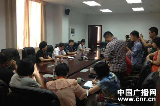 試卷原件展示前向媒體說明情況，并要求媒體不能拍照或攝像