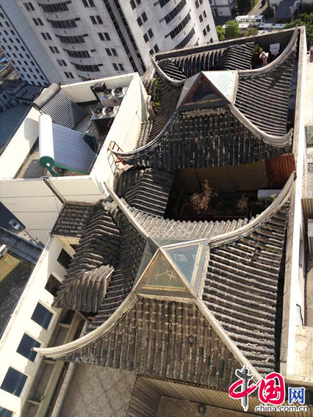 2013年8月14日，江蘇蘇州蘇州市三香大廈高樓18層樓頂東側(cè)陽臺(tái)上的“蘇州園林”式別墅，兩座涼亭和兩道回廊，飛檐翹角，一派蘇州園林的氣勢(shì)。中國網(wǎng)圖片庫李俊鋒攝影