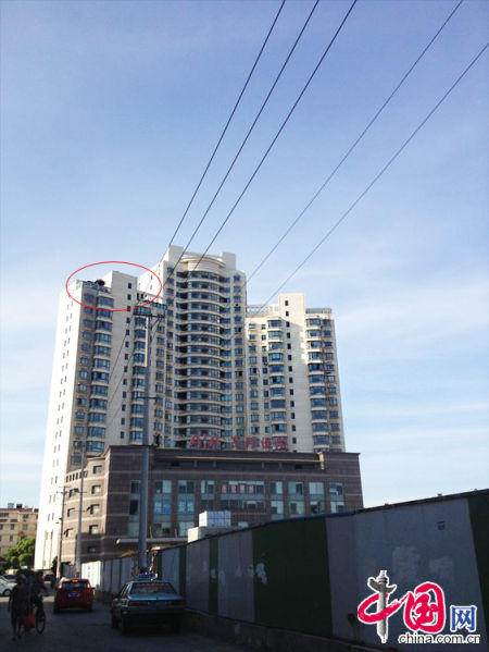 2013年8月14日，江蘇蘇州蘇州市三香大廈高樓18層樓頂東側(cè)陽臺(tái)上的“蘇州園林”式別墅，兩座涼亭和兩道回廊，飛檐翹角，一派蘇州園林的氣勢(shì)。中國網(wǎng)圖片庫李俊鋒攝影