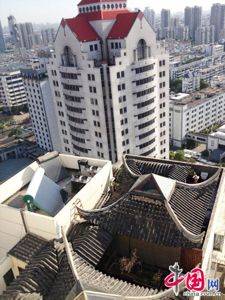 2013年8月14日，江蘇蘇州蘇州市三香大廈高樓18層樓頂東側(cè)陽臺(tái)上的“蘇州園林”式別墅，兩座涼亭和兩道回廊，飛檐翹角，一派蘇州園林的氣勢(shì)。中國網(wǎng)圖片庫李俊鋒攝影