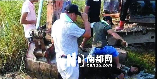 另一名男子被推入水塘。