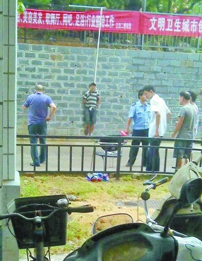 小偷被五花大綁捆在小區(qū)門前的墻壁上示眾。 網(wǎng)友羅先生 攝