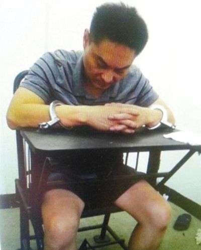 韓磊被控制時(shí)接受警方訊問(wèn)。本組圖片為視頻截圖