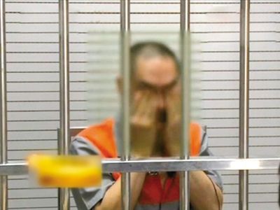 韓磊掩面哭泣。