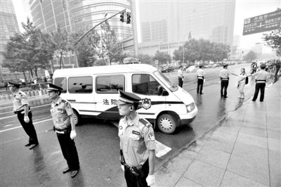 　　昨日早上,押解李某某的車隊(duì)開進(jìn)法院。當(dāng)日,李某某等5人涉嫌強(qiáng)奸案在海淀法院不公開審理。本版攝影/新京報記者 王貴彬