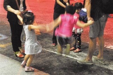 2012年8月1日晚，北京兒童醫(yī)院，三個(gè)來自廊坊的小女孩在玩耍，她們都被幼兒園老板性侵害。本版攝影/新京報(bào)記者 尹亞飛