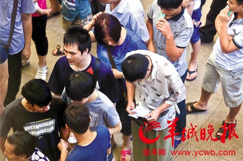 挎腰包的“黃?！狈职l(fā)一輪“任務(wù)”后，自己也開始整理“炒號”簽條