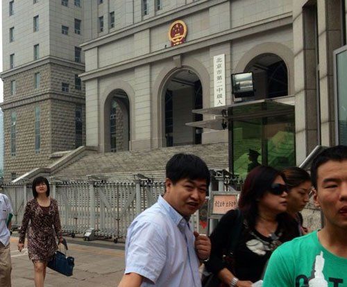 上午10：35分左右，蘇順虎律師和其家屬?gòu)姆ㄔ何鞔箝T出來(lái)。