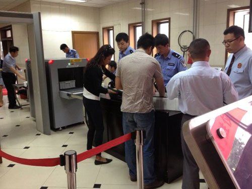 上午蘇順虎律師和其家屬安檢進(jìn)入法院。