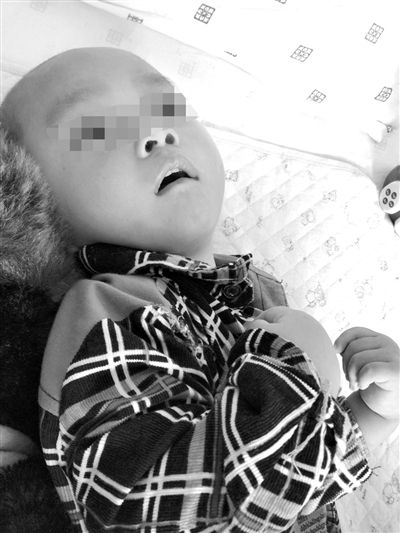 9月10日，陳揚(yáng)躺在醫(yī)院的病床上，他的眼睛仍然沒(méi)有聚焦感。新京報(bào)記者 朱柳笛 攝