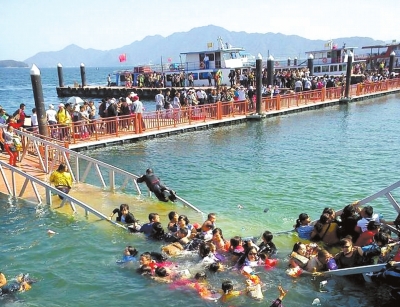 昨天，廬山西海景區(qū)過(guò)橋塌陷，致十?dāng)?shù)名游客落水。圖/東方IC