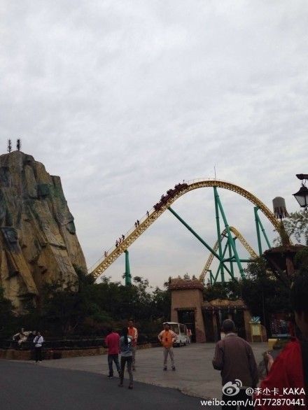 上海歡樂(lè)谷過(guò)山車(chē)發(fā)生故障，多位游客被卡在上面