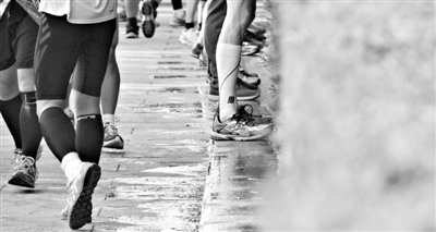 昨日，2013年北京馬拉松，因流動廁所和公廁有限，很多選手都“就地解決”，地面上“水”流成河。