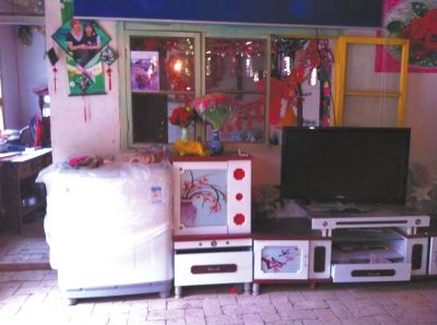 麻永東屋里的家具電器仍是嶄新的。