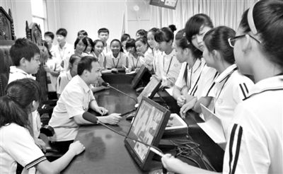 2013年5月30日，結(jié)合當(dāng)前國(guó)內(nèi)民眾普遍關(guān)注的“校長(zhǎng)開房”、“強(qiáng)奸猥褻”等事件，廣西上思縣人民法院邀請(qǐng)中小學(xué)生到法院觀摩案件的庭審，提高他們的守法、維權(quán)意識(shí)。圖/IC