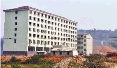  10月23日，長沙市岳麓區(qū)蓮花鎮(zhèn)云蓋村村委會的辦公大樓。  實習記者 李健 攝