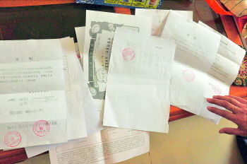 60歲的市民仇先生為了辦理公證所需的這些證明材料,半個(gè)月時(shí)間里跑了30多趟腿。記者　李萌博　攝