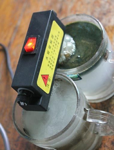 試驗(yàn)后的水對(duì)比，工程供水變成了墨綠色