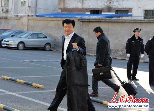 庭審當(dāng)日，李某某辯護(hù)律師張起淮匆匆趕到北京市一中院    人民網(wǎng)記者 翁奇羽攝