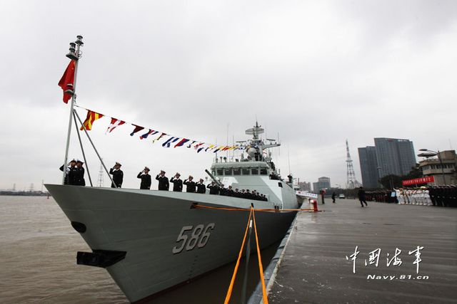 1月8日，某新型導(dǎo)彈護(hù)衛(wèi)艦吉安艦入列海軍東海艦隊(duì)命名授旗儀式現(xiàn)場。新華社發(fā)
