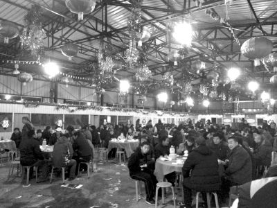 村主任孫女滿月宴席上，坐滿了前來(lái)道賀的村民。京華時(shí)報(bào)記者陶冉攝