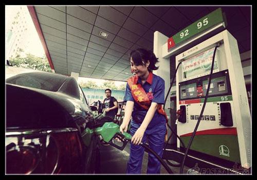 近日，有網(wǎng)友針對“超標(biāo)40倍事件”評價說：“國內(nèi)加油站在油里加水是普遍現(xiàn)象。只是量多量少的問題，車主