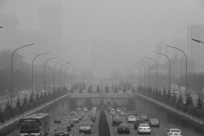 東三環(huán)農(nóng)展橋附近能見度很低。