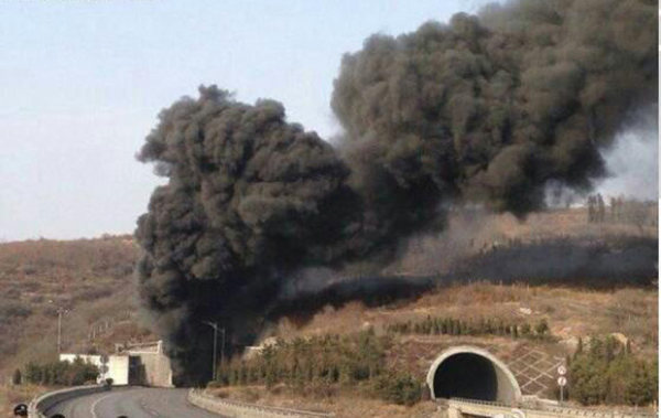 3月1日14時50分，山西，晉濟高速巖后隧道內一輛拉煤車和一輛載有液態(tài)甲醇的車輛相撞爆炸。