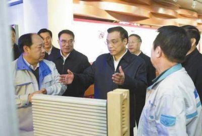 昨天，李克強在科技園查看PM2.5過濾設(shè)備。圖/新華視點微博
