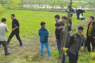 少年指認(rèn)藏槍地點(diǎn)。