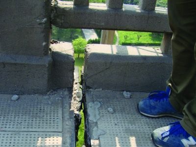 圖為大橋17號墩處橋面裂縫。梅建明 攝