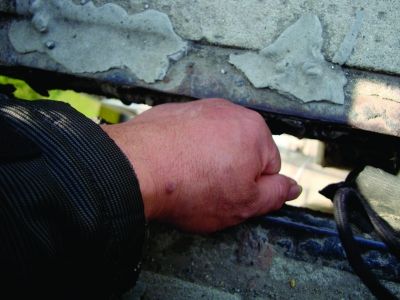 圖為大橋17號墩處橋面裂縫。梅建明 攝