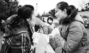 墓區(qū)服務(wù)員（右）見證了喪葬“綠化進程”。新華社發(fā)