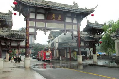 消防車上街為敘永魚鳧古街“洗臉” 消防車上街為敘永魚鳧古街“洗臉”