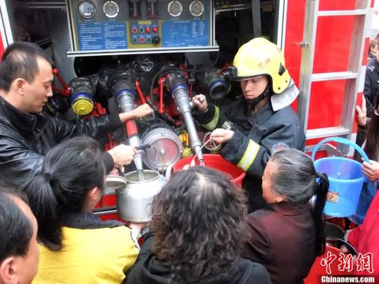 　4月11日，蘭州市自來水苯含量嚴(yán)重超標(biāo)，蘭州啟動公共突發(fā)事件應(yīng)急機制，緊急調(diào)配安全水源在居民區(qū)投放，圖為消防隊給西固蘭玻西社區(qū)居民送來水，市民排隊取水。裴強 攝 圖片來源：東方IC 版權(quán)作品 請勿轉(zhuǎn)載