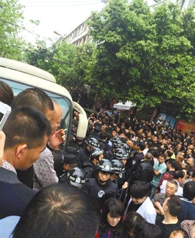 4月19日，蒼南縣靈溪鎮(zhèn)城管打人事件現(xiàn)場。網(wǎng)絡截圖