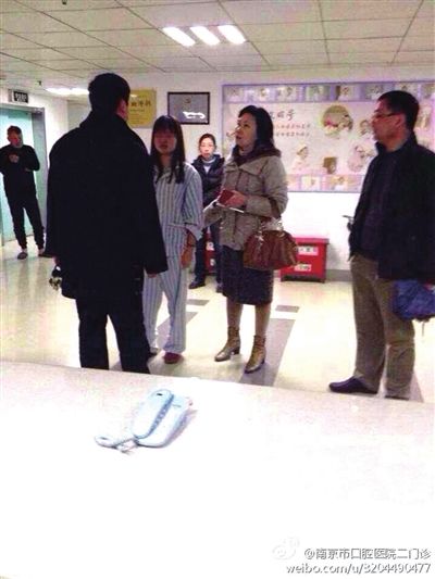 事發(fā)現(xiàn)場，打人者袁亞平(右二) (資料圖)