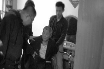 　向南夫被警方抓獲。